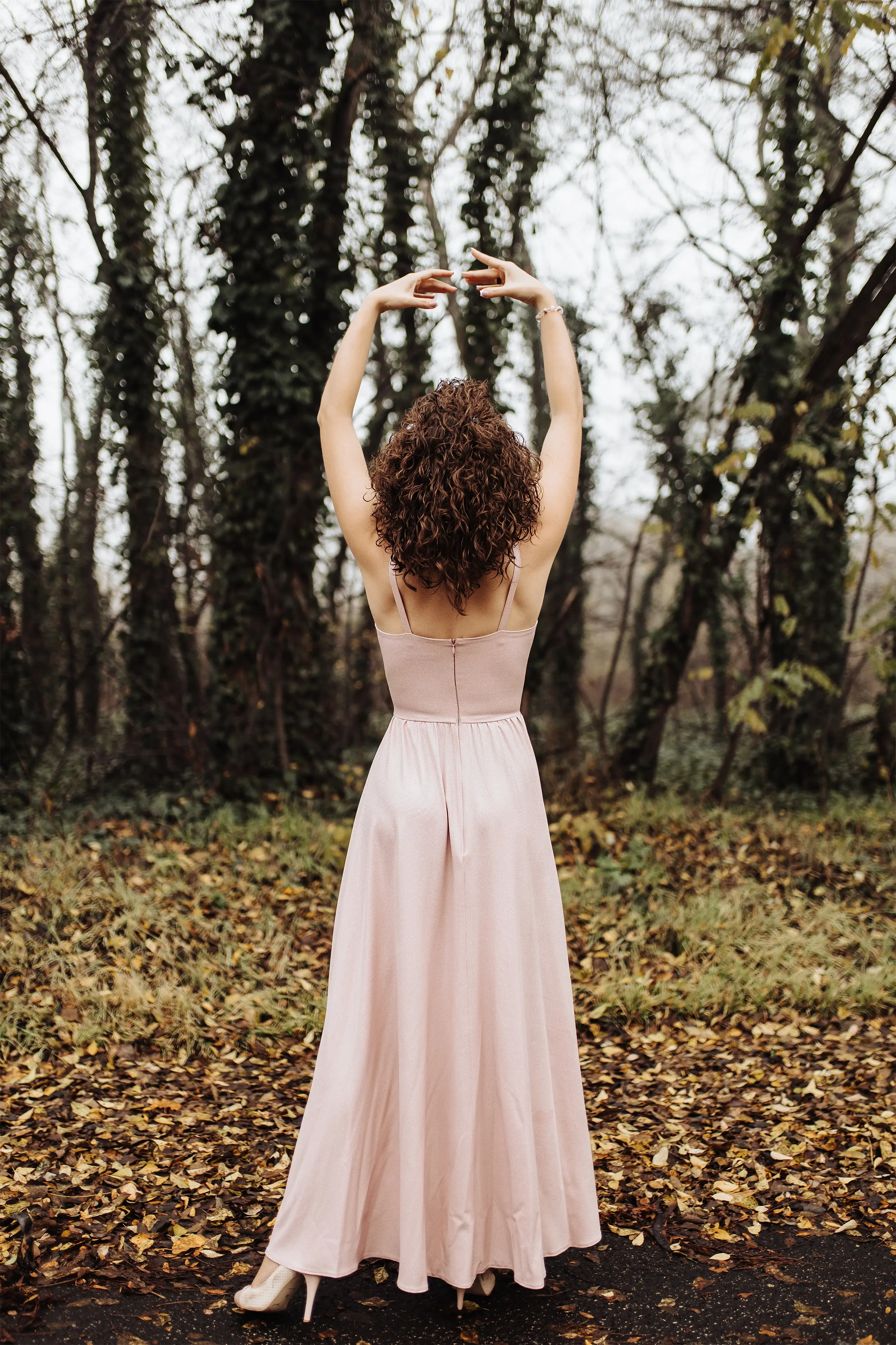 Varjuné Mikó Dóra a természetben táncol