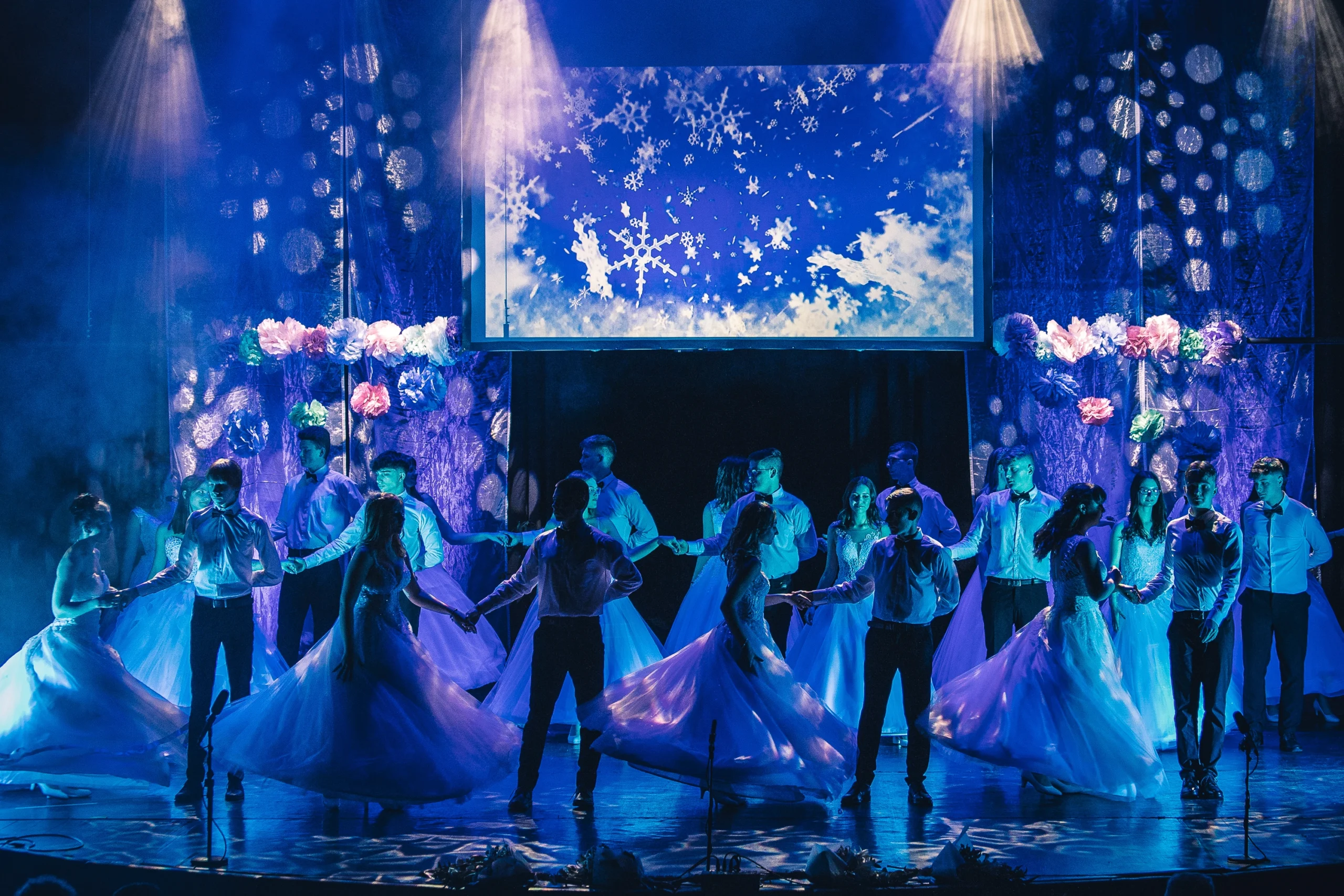 Szalagavató táncoktatás: végzős diákok állnak körben és táncolnak az osztálytánc próba során